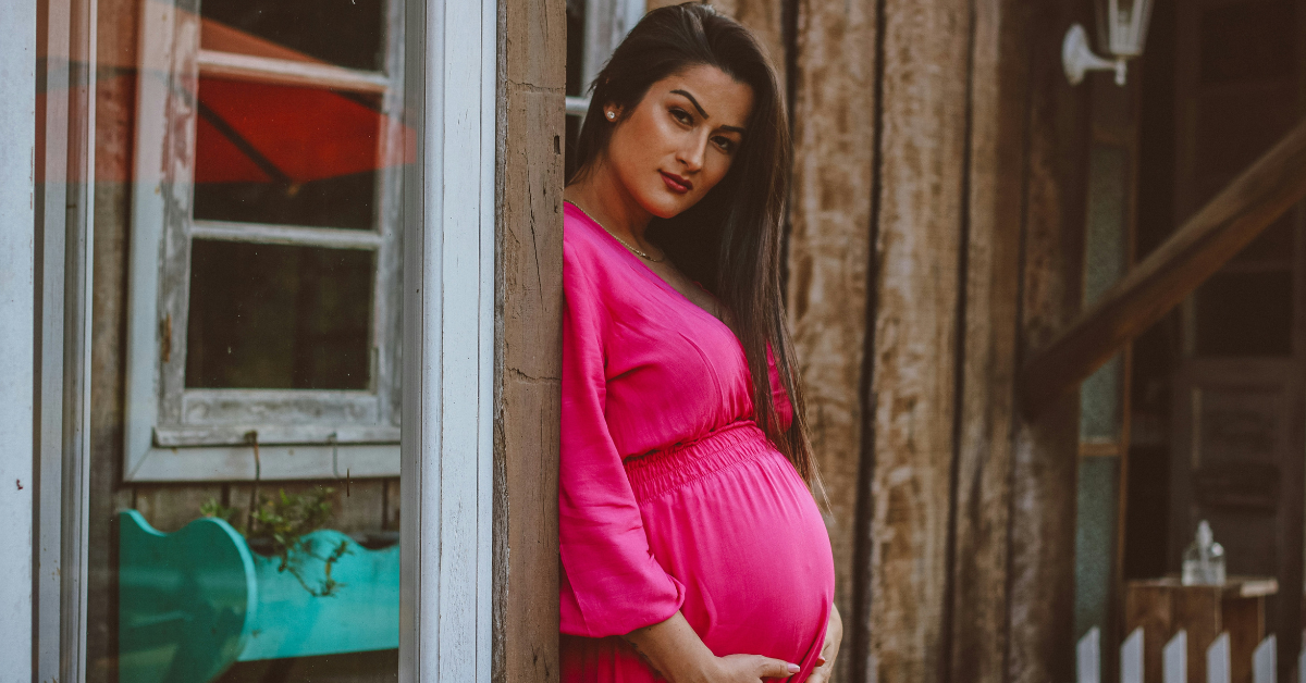 pregnant woman wearing a chic maternity outfit showing comfortable and stylish wardrobe essentials