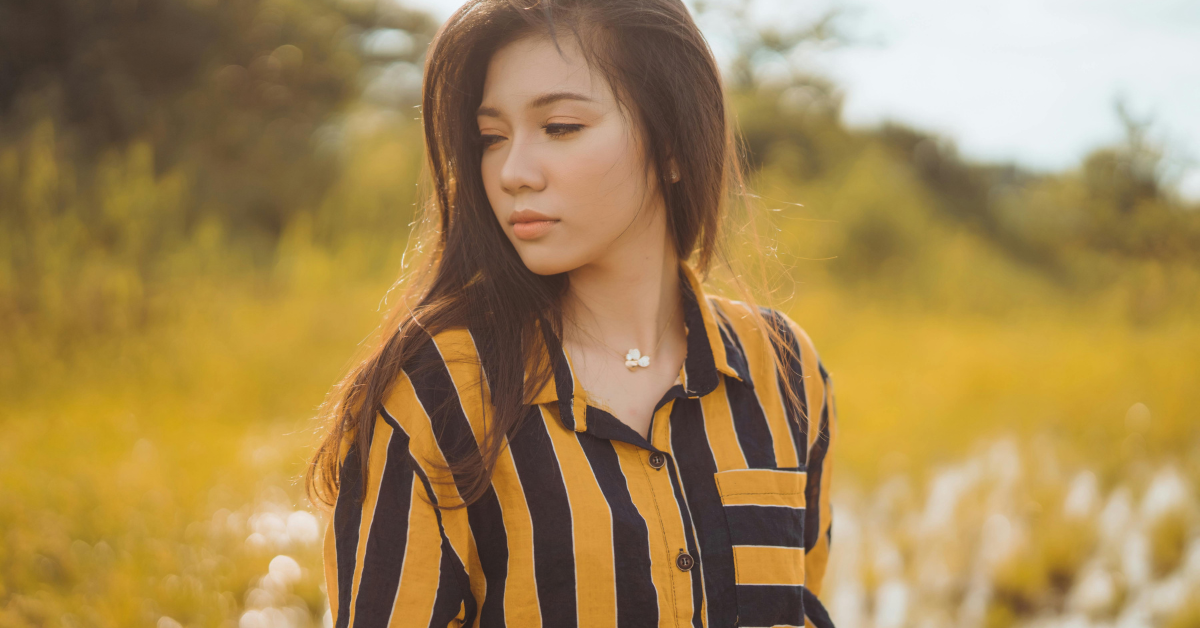 mom wearing a casual summer outfit perfect for everyday mom style in 2026