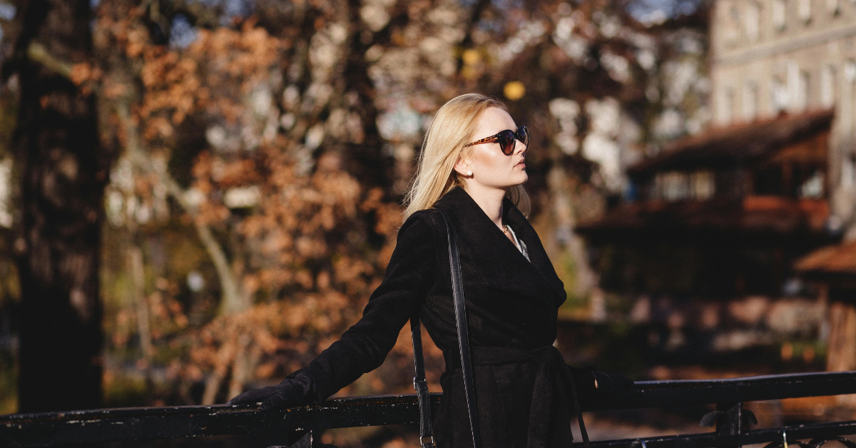 Street style fall outfits featuring coats sweaters and layered fashion trends for 2026