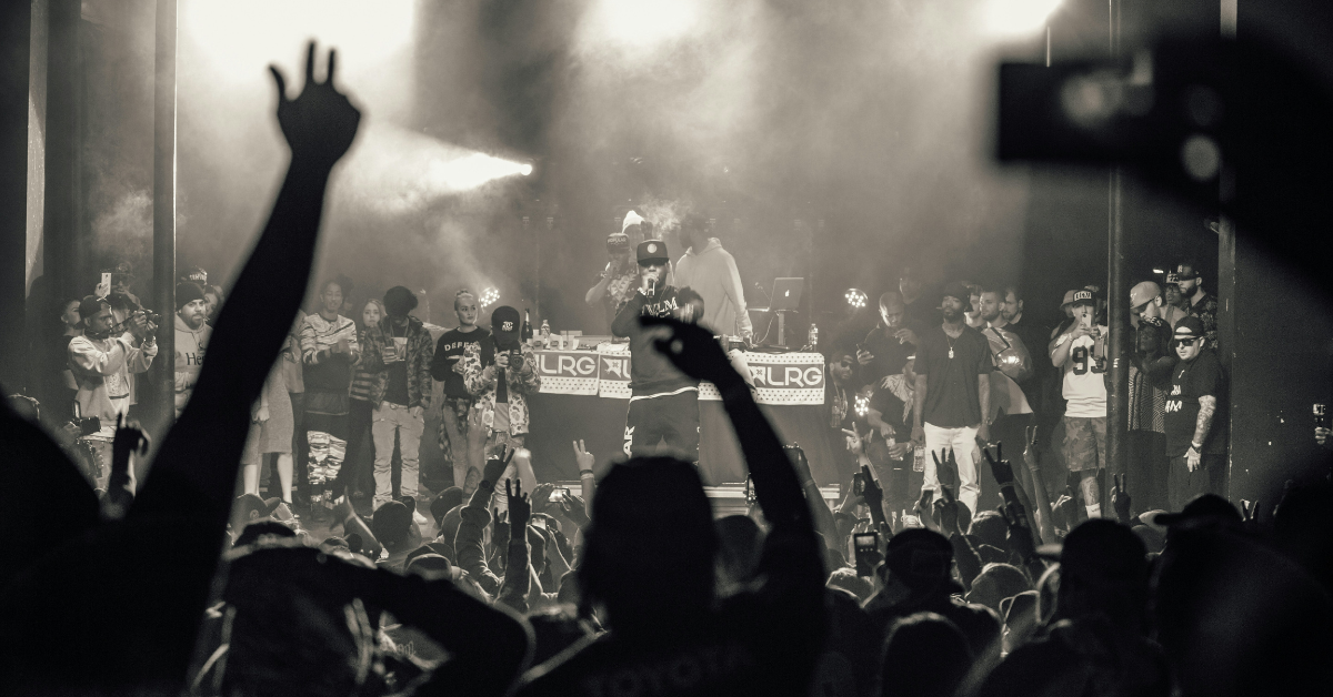 1990s hip hop fashion with oversized streetwear outfits