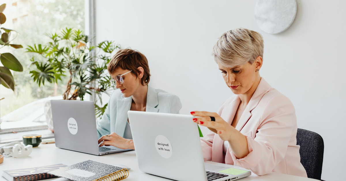 Woman wearing a winter business casual outfit with sweater, tailored trousers and ankle boots for a professional office look